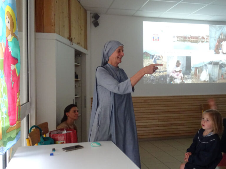 Lire la suite à propos de l’article Soeur Paësie visite l&rsquo;école